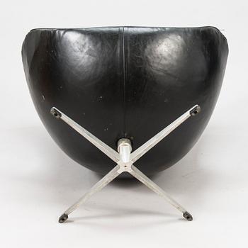 ARNE JACOBSEN, A 1960s arm chair "Egg chair" designed for Fritz Hansen, Denmark.