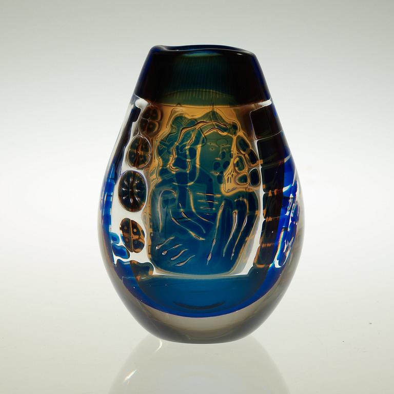 An Edvin Öhrström 'ariel' glass vase, Orrefors 1969.