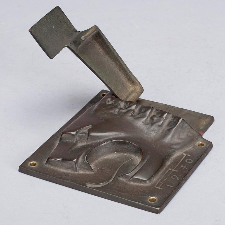 ARMAS HUTRI, skulptur, patinerad brons, signerad AH och daterad 1970.