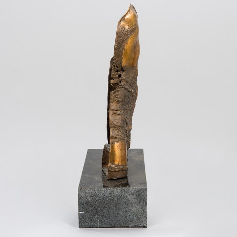 OLLI JOKI, veistos, pronssi, signeerattu j a päivätty 2002, numeroitu 3/3.