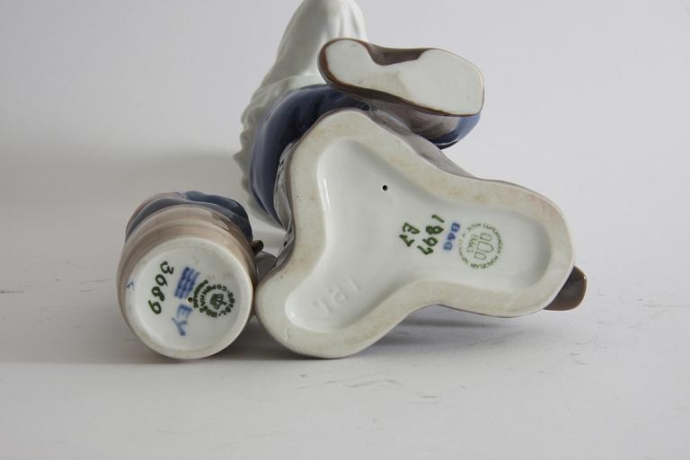 FIGURINER, 2 st, porslin, Royal Copenhagen resp Bing & Gröndahl.