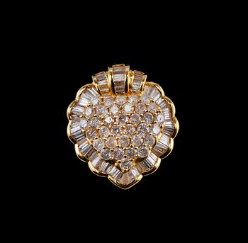 434. RING, 98 briljant och baguetteslipade diamanter ca 2.5 ct. 18K guld. Storlek 17-, vikt 9 g.