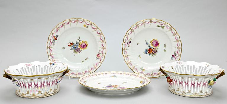 GALLERSKÅLAR MED FAT, ett par, porslin, sk "Julian-Marie-porslin" Royal Copenhagen. 1800-tal.