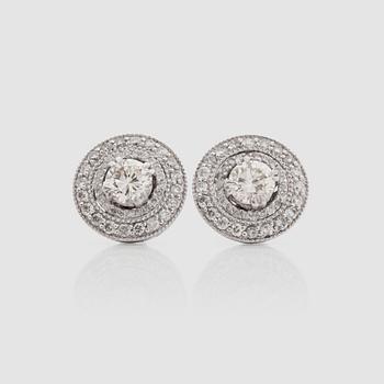 1273. ÖRHÄNGEN med briljantslipade diamanter totalt ca 1.64 ct. (Del avtagbar).