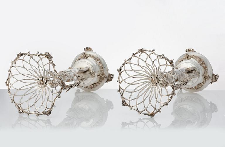 Gustaf Möllenborg, praktskålar, ett par lika, silver, Stockholm 1832. Nyrokoko.