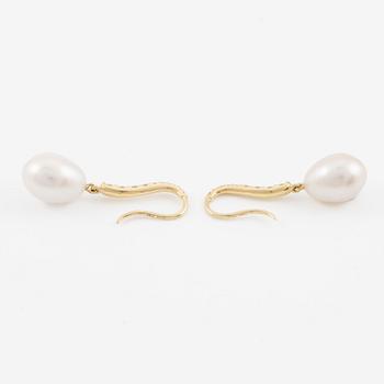 Örhängen 18K guld med pärlor och briljantslipade diamanter.