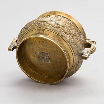 Rökelsekar, brons. 1900-tal. Stämplat i godset Hu Wenming.