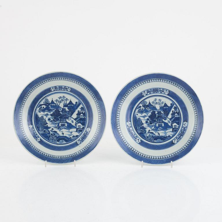 A group of four Chinese blue and white export porcelain plates, Qing dynasty Qianlong (1736-95) and two dishes, 20th cen.
