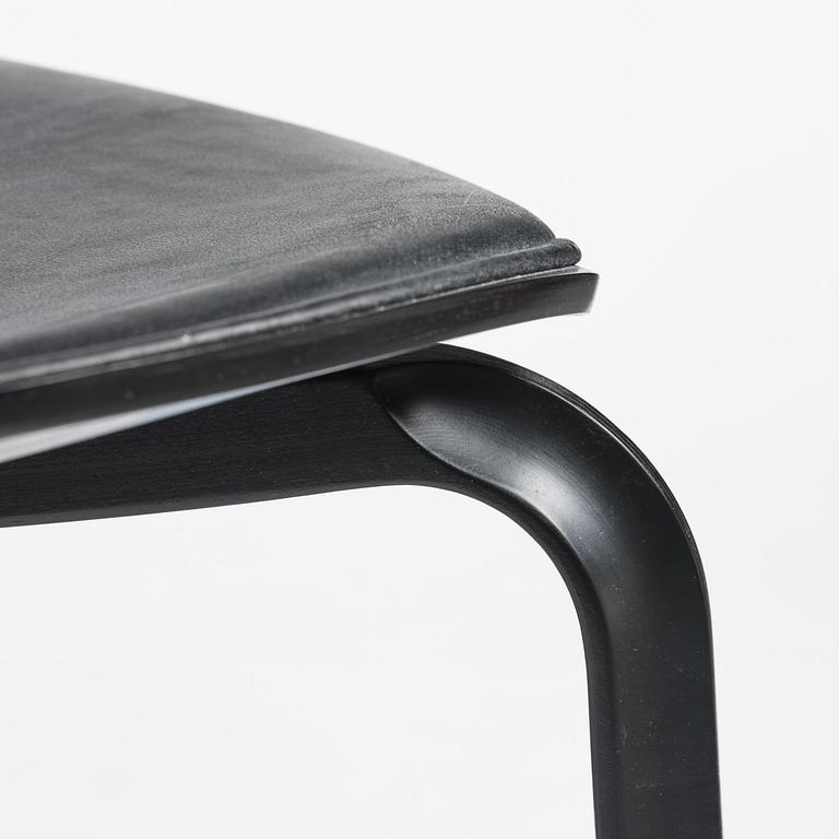 Arne Jacobsen, a set of six "Grand Prix" (Exclusive Edition Black) dining chairs, Fritz Hansen, 2021.