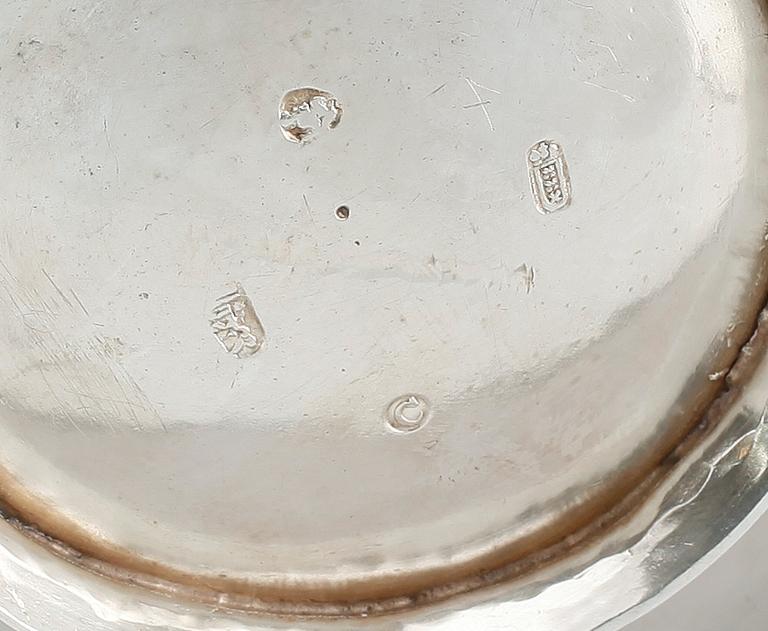 TEKANNA, silver, 1800-talets första del. Vikt ca 274 g.