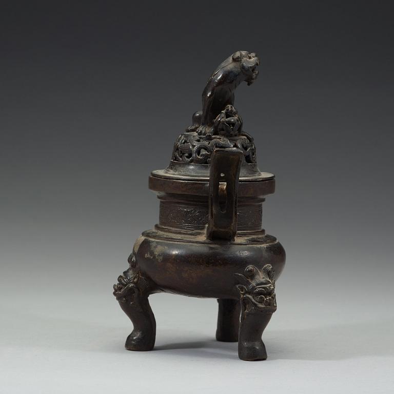 A bronze censer with cover, late Ming dynasty, 17th Century.