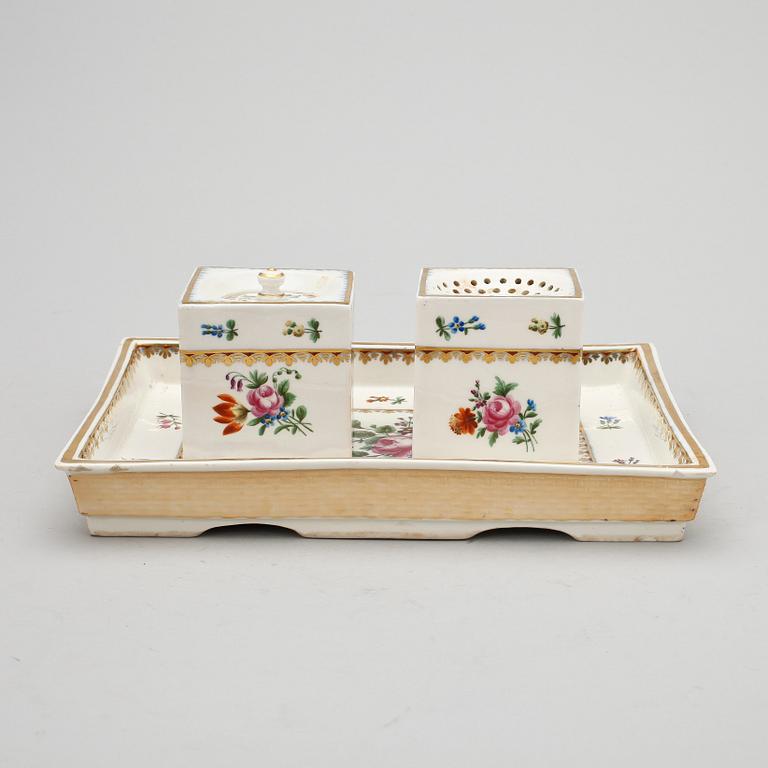 SKRIVSTÄLL, 3 delar, porslin, Wien-liknande märke, 1800-talets slut.
