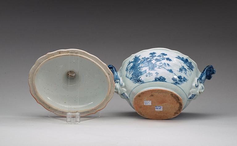 A blue and white tureen with cover and stand, Qing dynasty, Qianlong (1736-95).