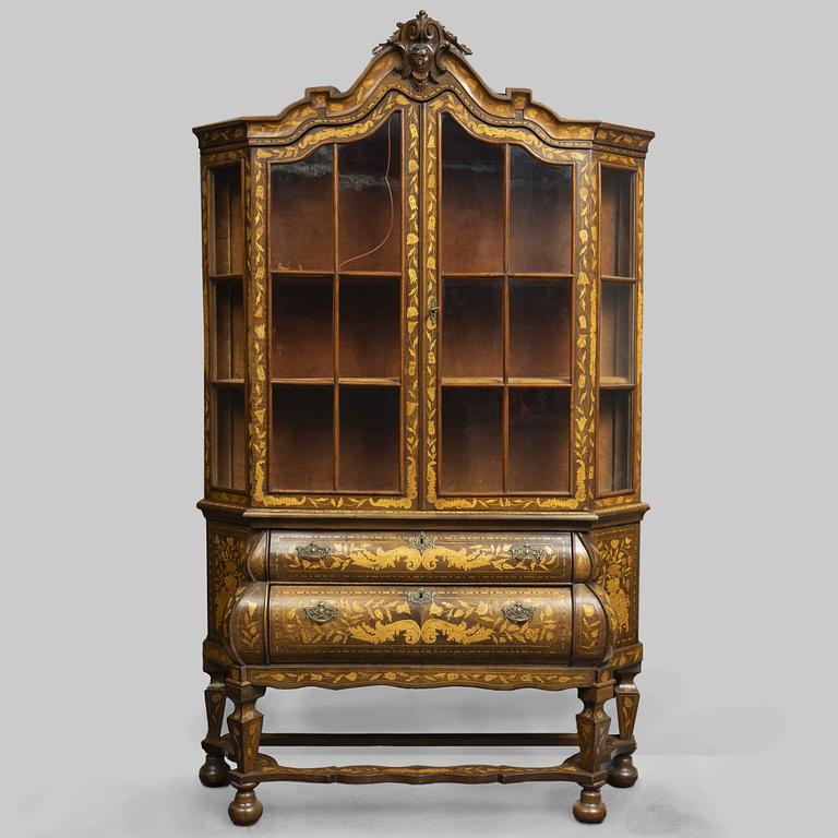 A Dutch display cabinet, 18th century.