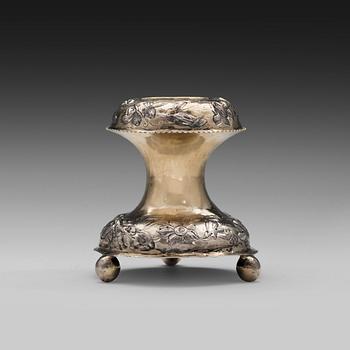 432. A SALT CELLAR, silver. Holland 18th century. Parcelgilt with chased decorations. Height 10 cm. Weight 100 g.