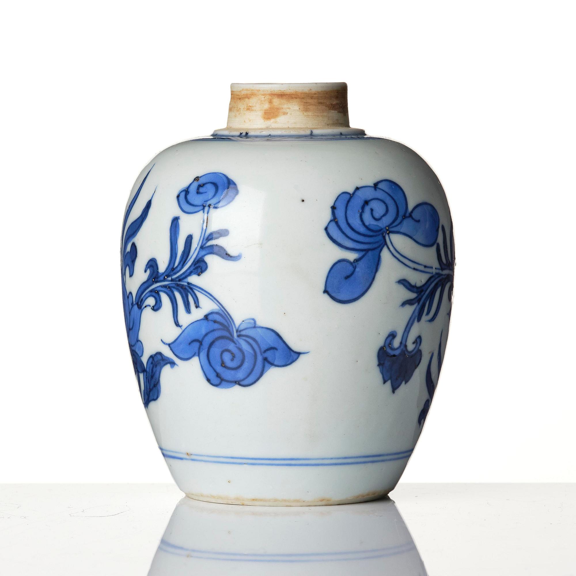 A blue and white dish and tea caddy, Tianqi/Chongzhen, mid 17th century.