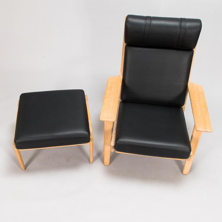 Hans J Wegner, fåtölj, modell GE-290 A och fotpall, Getama 2004.