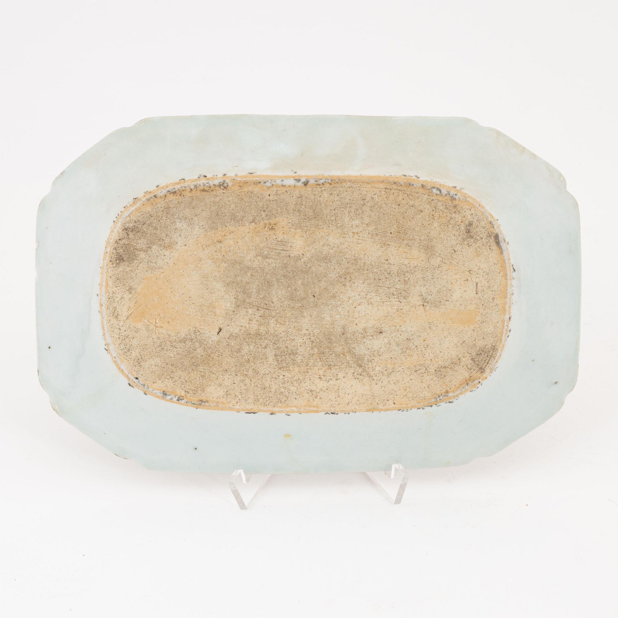 A pair of Chinese plates, a serving dish and a cream jug, Qing dynasty, 18th Century.