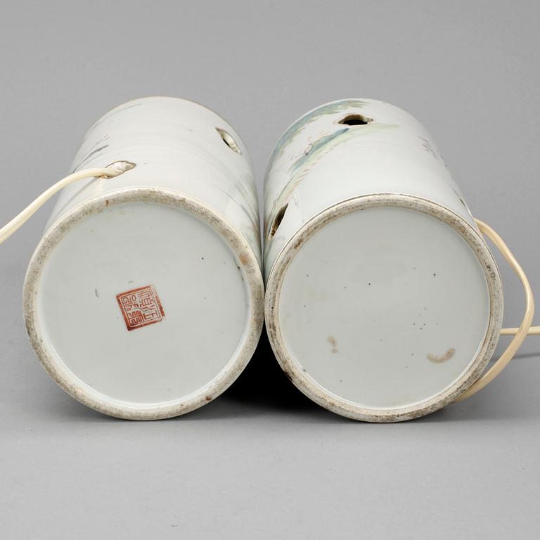PERUKVASER, 2 st, porslin, Kina, 1900-talets första hälft.