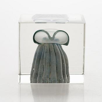 Oiva Toikka, glass cube signed Oiva Toikka Nuutajärvi Notsjö. Labelled 1971-75.