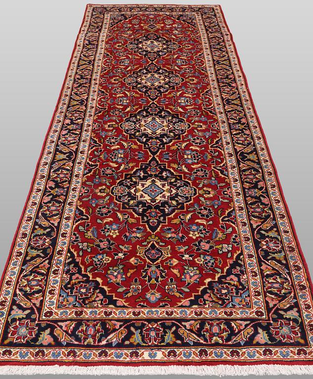 A Keshan runner carpet, 300 x 104 cm.