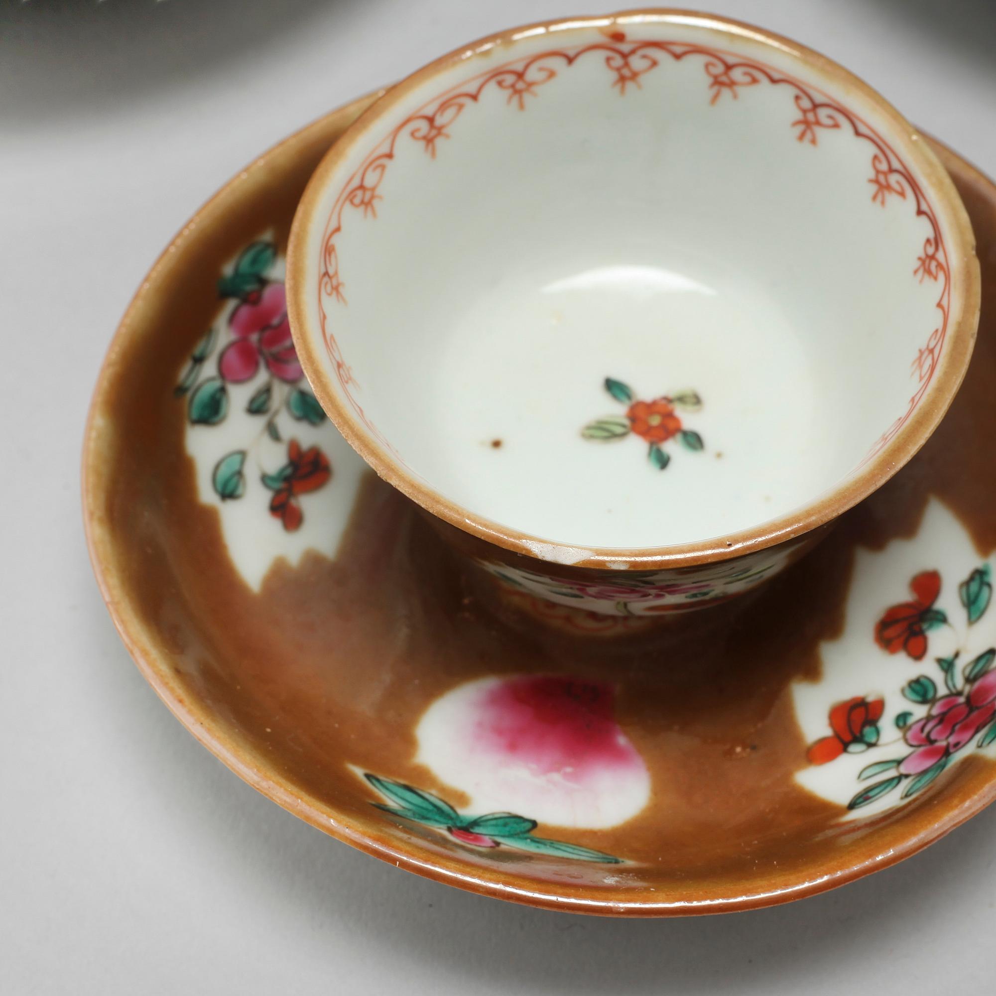 A porcelain teapot and seven cups from China, 18th century.