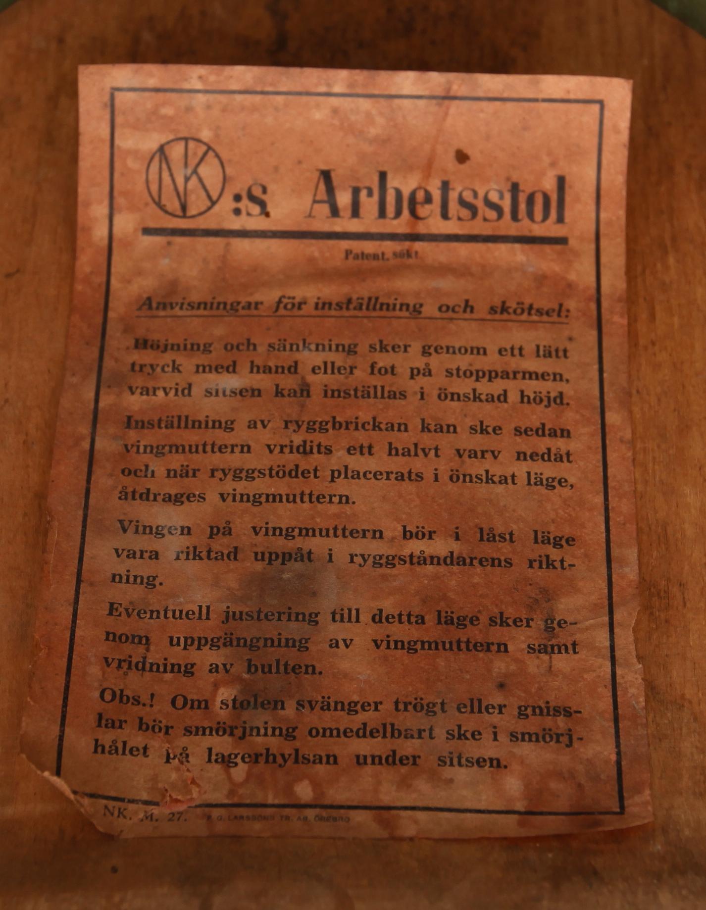 KONTORSSTOLAR, 2 st, NK:s Arbetsstol, 1900-talets första hälft.
