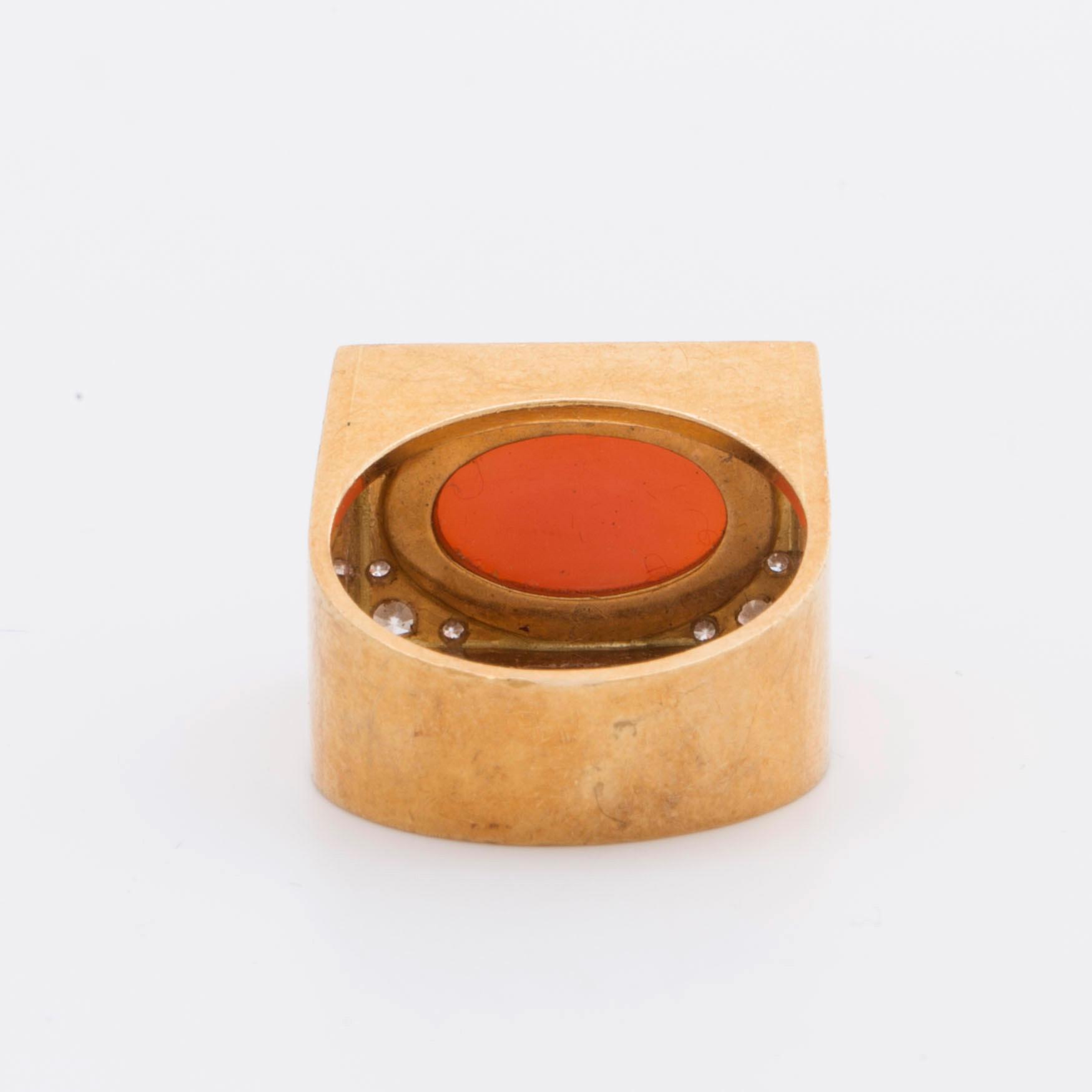 RING 18K guld med diamanter 8/8 ca 0,20 ct totalt samt 1 korall ca 10 x 15 mm.
