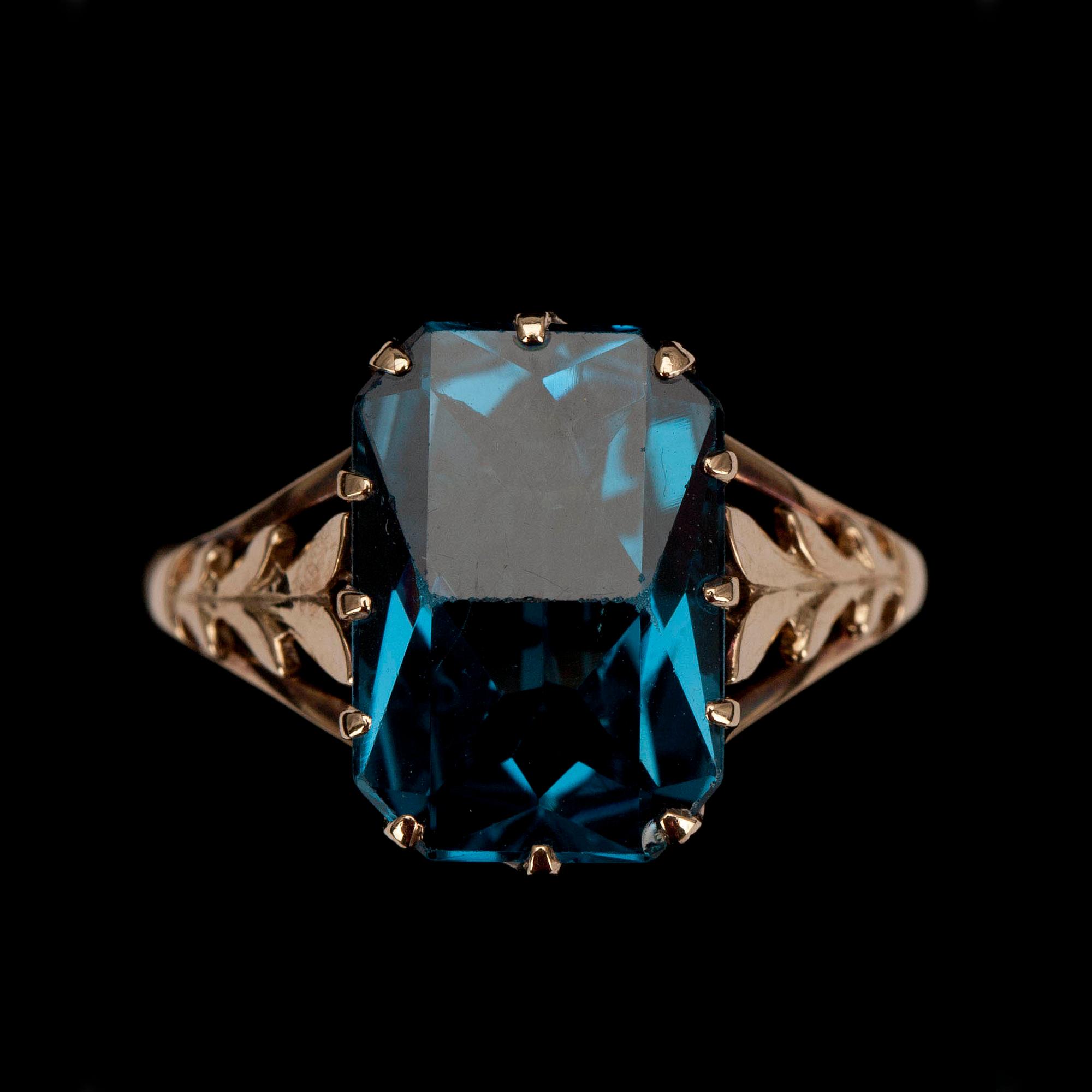 RING, guld 14K, syntetisk spinell, N. Westerback 1937. Vikt 3,7 g.