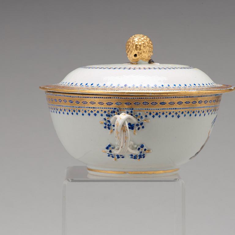 SKÅLFAT samt EQUELLE med LOCK, vapenporslin, Qingdynastin, Jiaqing 1796-1820.