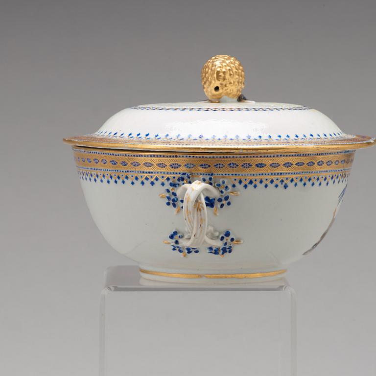 An armorial equelle with cover and a serving dish, Qing dynasty, Jiaqing (1796-1820).