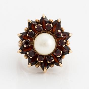 Ring in 14K gold with a cultured pearl and garnets.