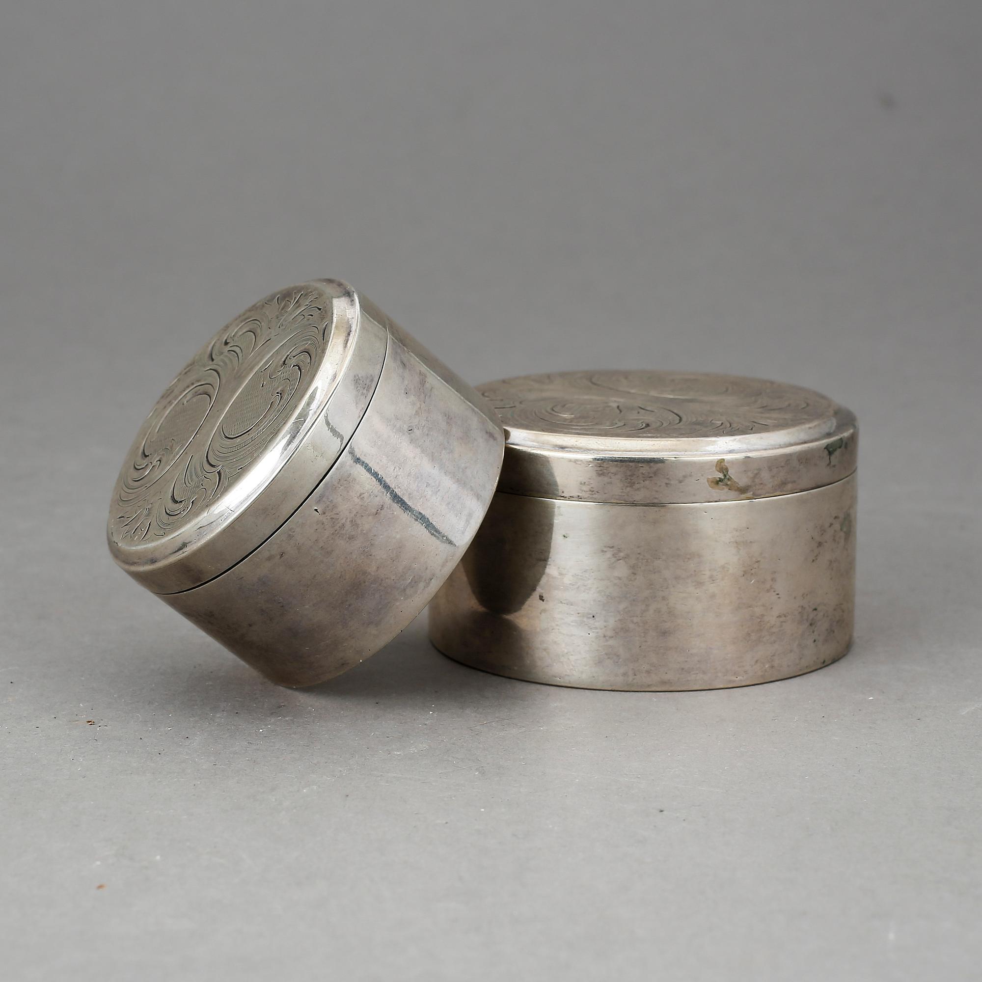 DOSOR, två st, silver, stämplade 1814 samt 1838. Vikt 160 g.