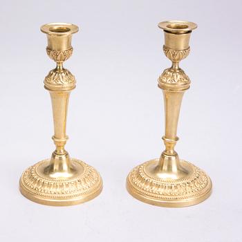 LJUSSTAKAR, ett par, förgylld brons, empire, Frankrike 1800-talets början.