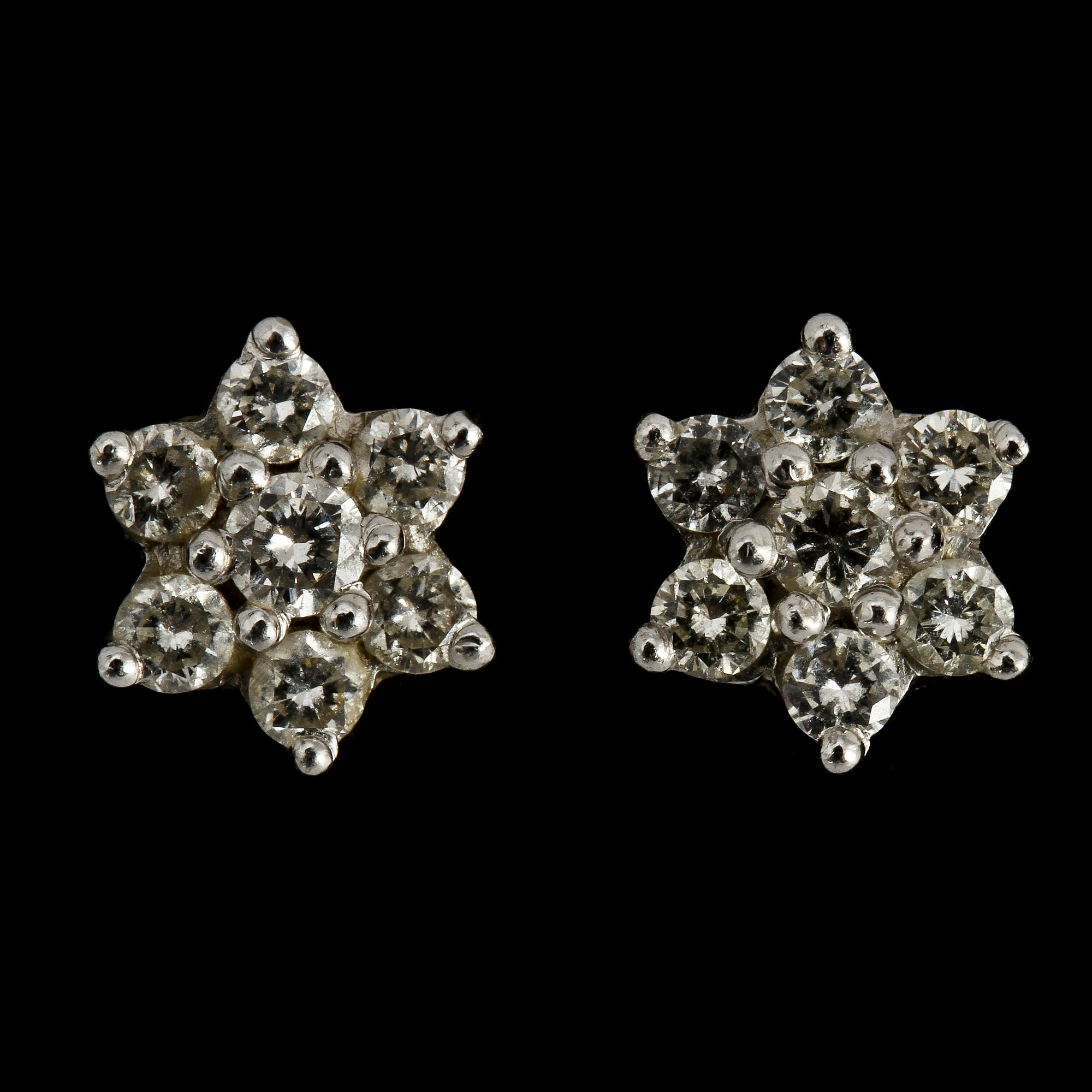 ÖRHÄNGEN, ett par samt HÄNGE, 18k vitguld med briljantslipade diamanter. Vikt 3 g.