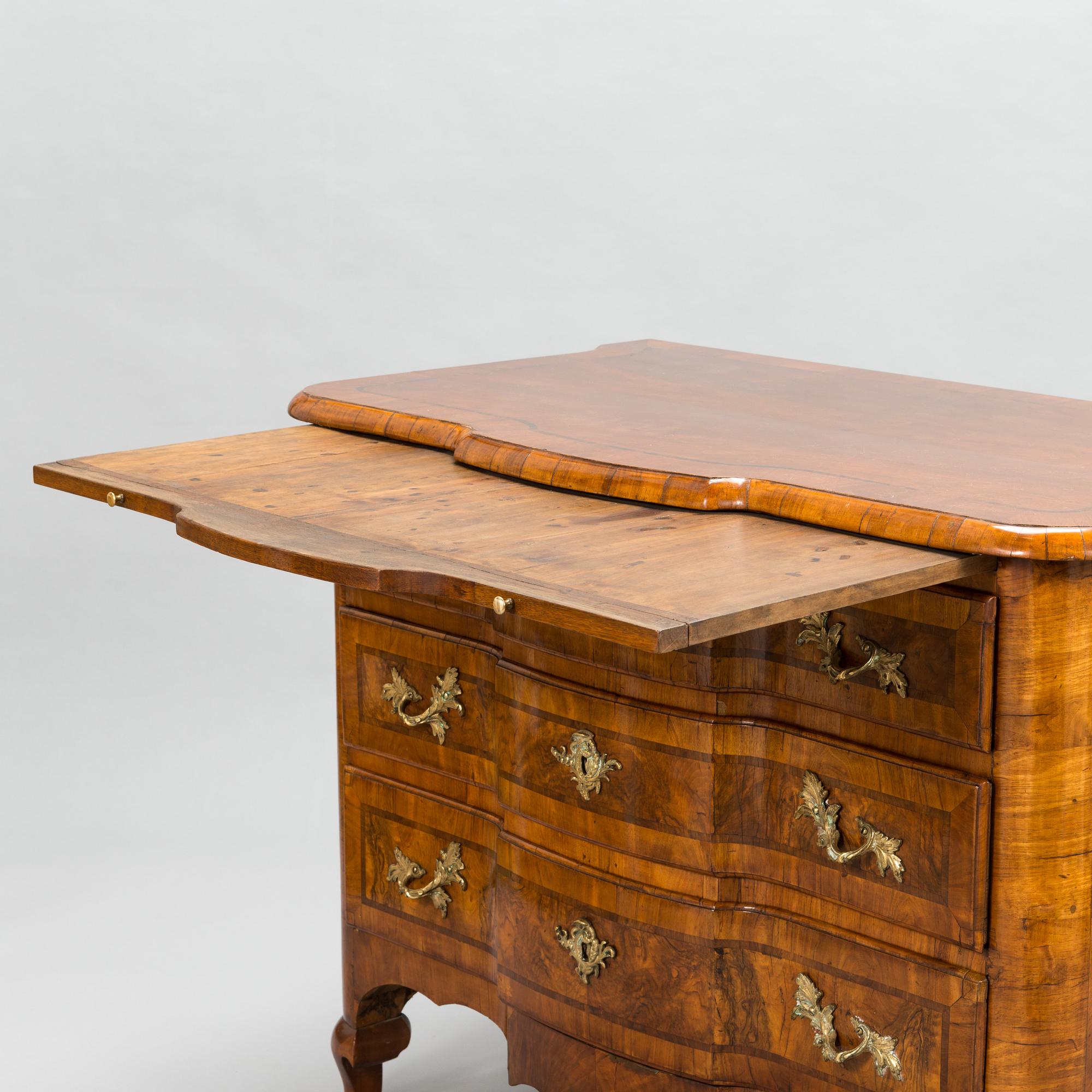 A first half of the 18th Century late Baroque chest of drawers.