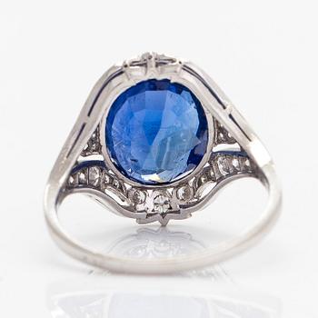 A.Tillander, ring, platina, med en kuddslipad safir och briljant- samt åttkantsslipade diamanter.