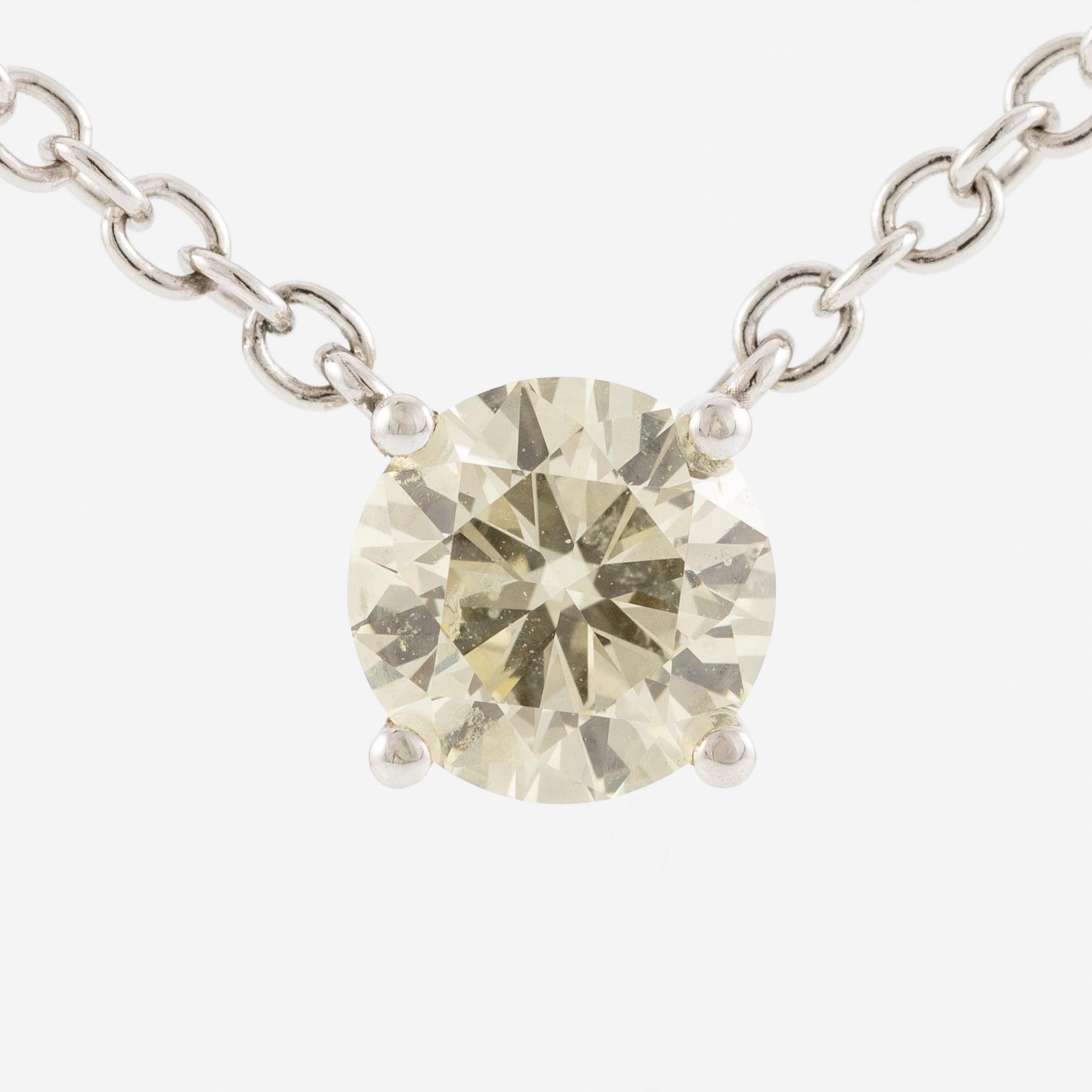 Collier 18K vitguld med briljantslipad diamant.