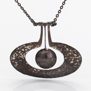 Tapio Wirkkala, Halsband "Päron", sterlingsilver. Kultakeskus, Tavastehus 1975.