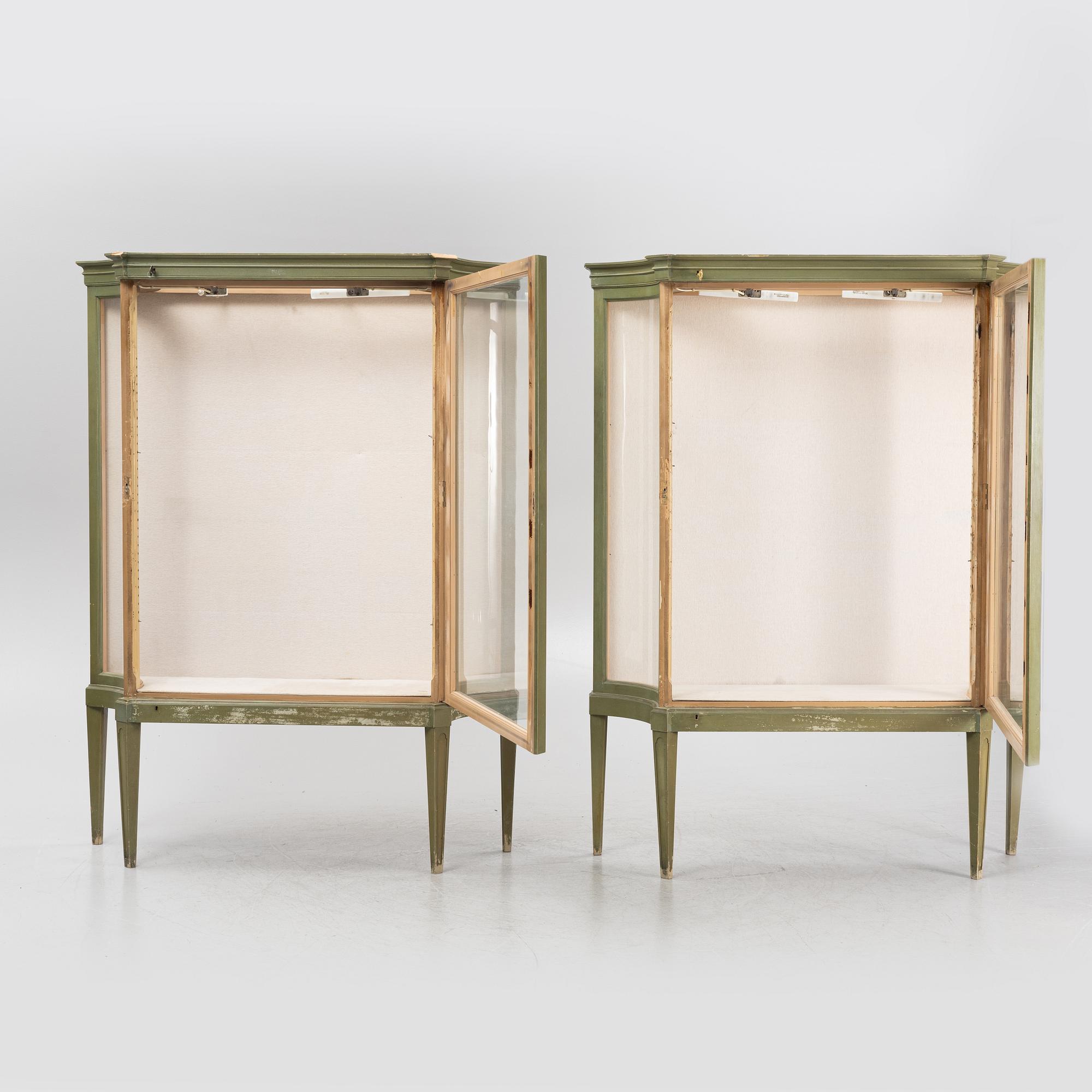 A pair of painted display cabinets, first half of the 20th Century.