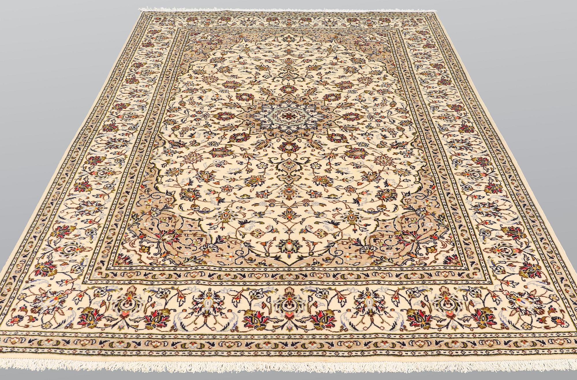 A carpet, Kashan, ca 306 x 200 cm.