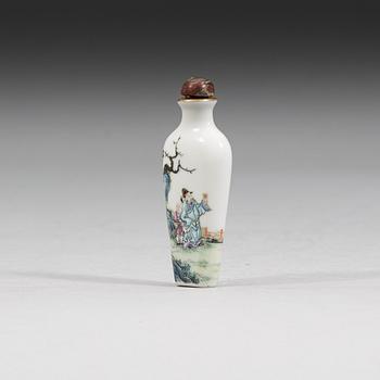 A famille rose snuff bottle, Qing dynasty (1644-1912) with seal mark.