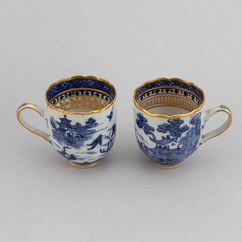 A group of 12 blue and white export porcelain cups with 13 saucers, Qing dynasty, Qianlong (1736-95).