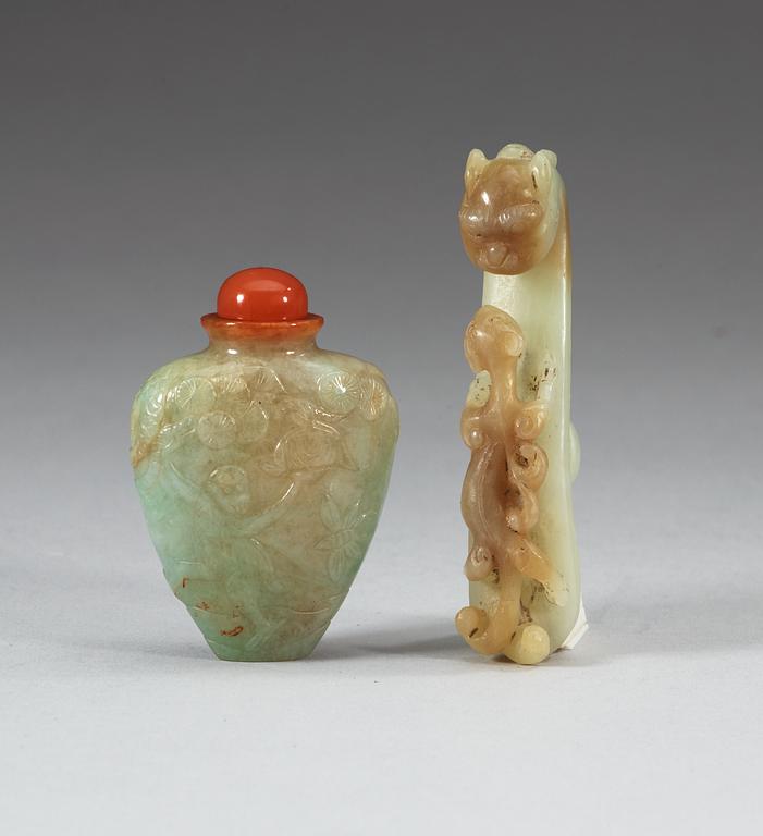 A nephrite snuff bottle with cover and a belt hook. Qing dynasty.