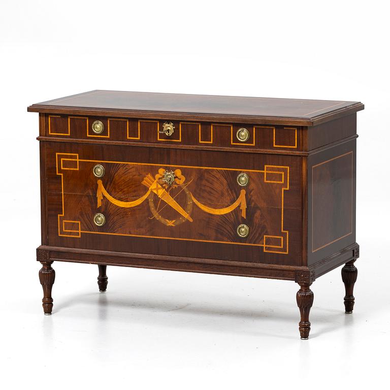 Chest of drawers, first half of the 20th century.
