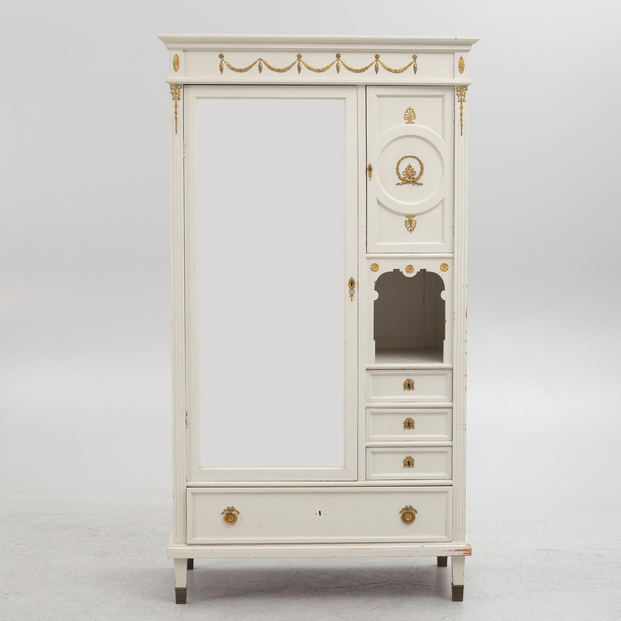 Klädskåp, gustaviansk stil, 1900-talets första hälft.