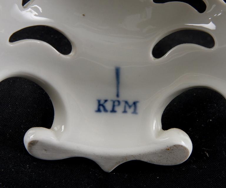 GALLERSKÅL PÅ FOT, porslin. KPM, senempire, 1800-tal.