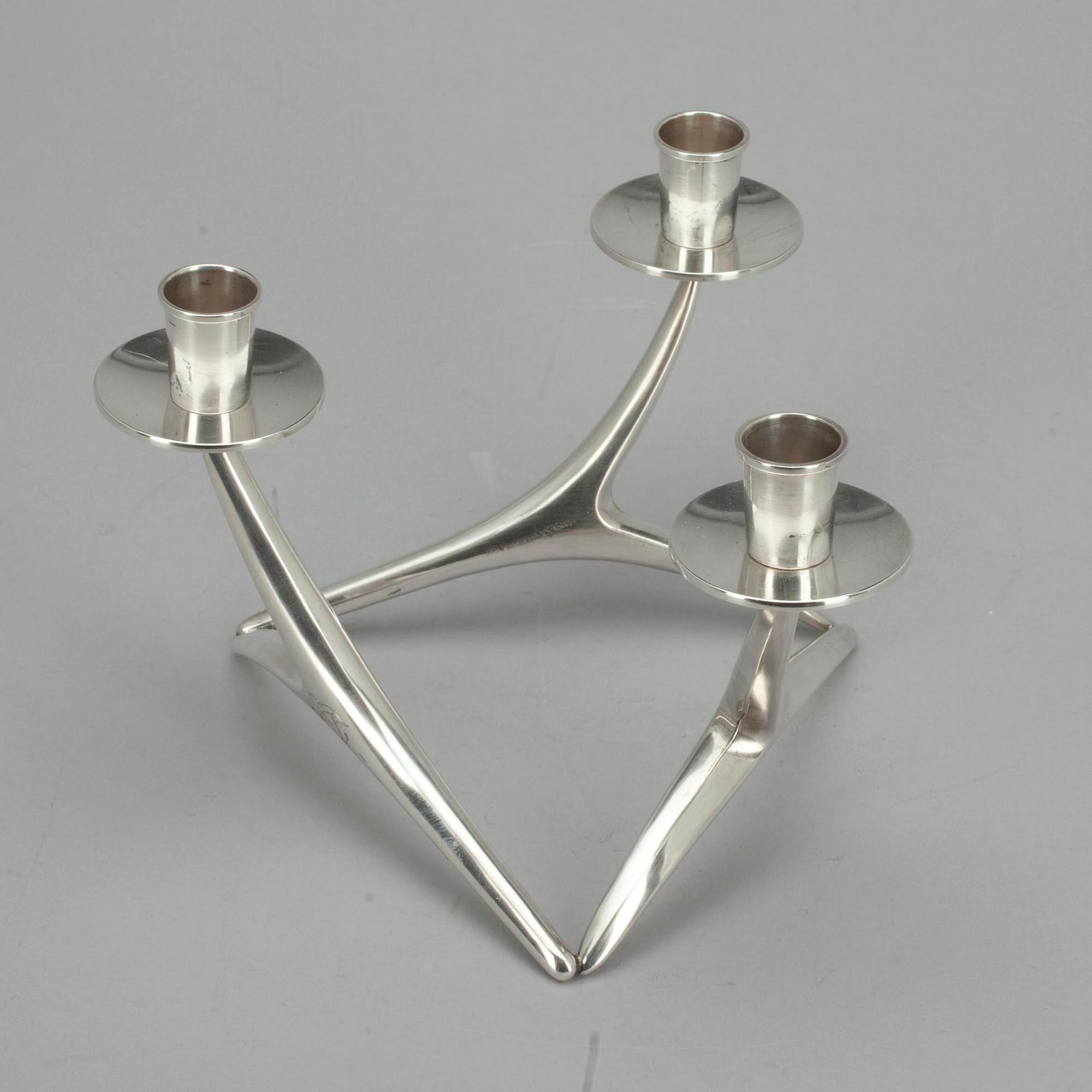 LJUSSTAKE, silver, för tre ljus, Anna-Greta Eker, Auran Kultaseppä, Åbo 1967. Vikt ca 185 g.