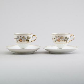 KAFFEKOPPAR, 11 st med 10 fat, porslin, sannolikt Tyskland, 1900-talets första hälft.