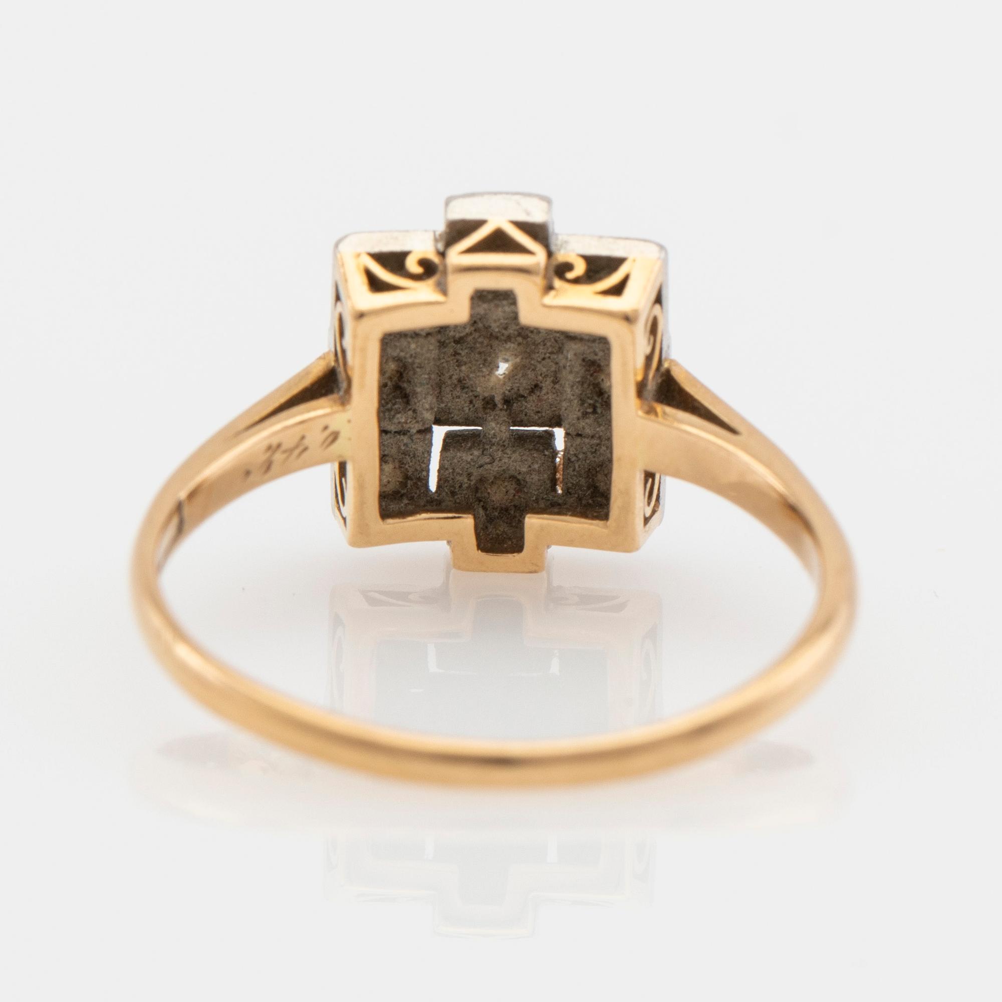 Ring, 18K guld med briljantslipade diamanter.